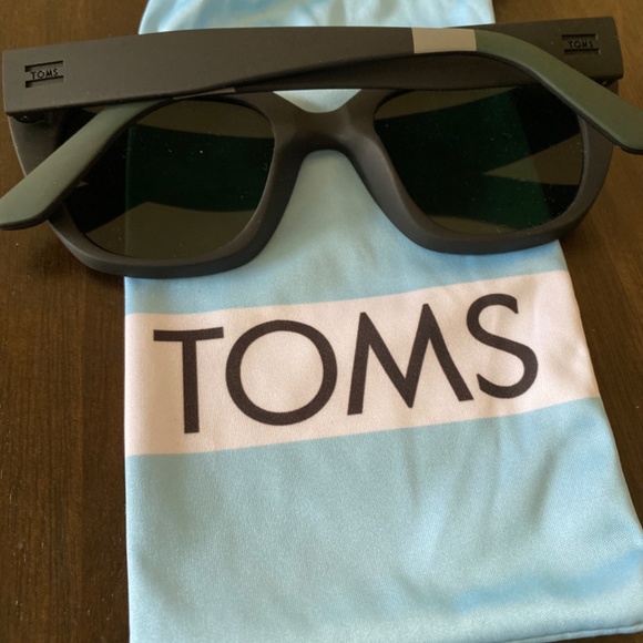 TOMS Sunglasses - Picture 2 of 2